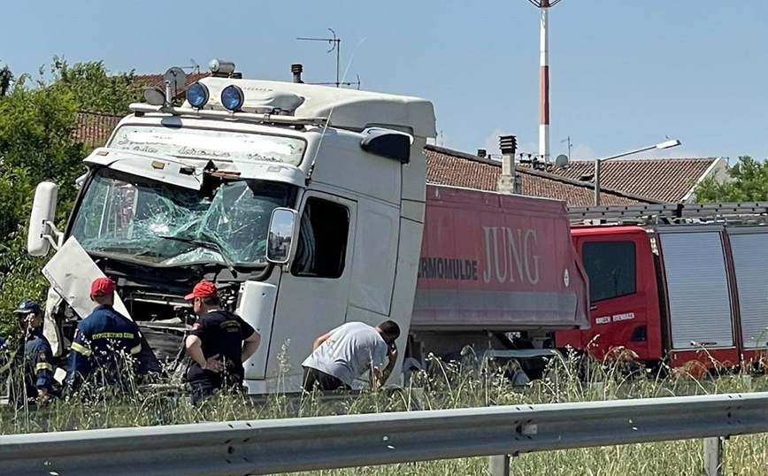 Σύγκρουση τριών φορτηγών στη Λάρισα