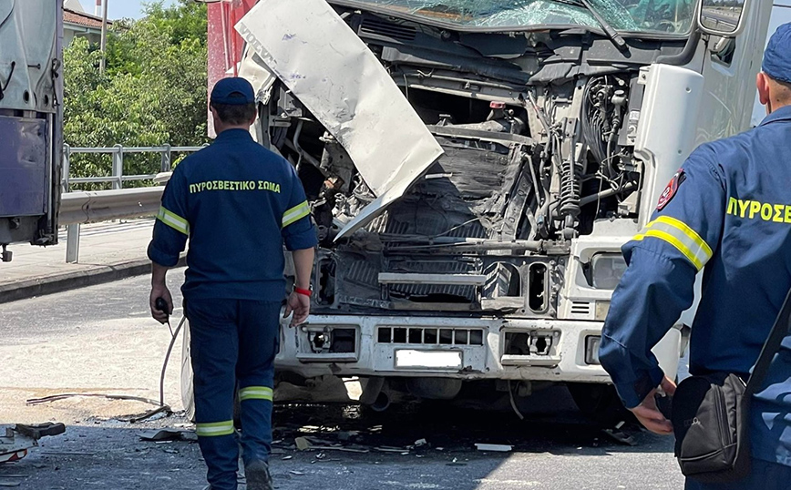 Σύγκρουση τριών φορτηγών στη Λάρισα