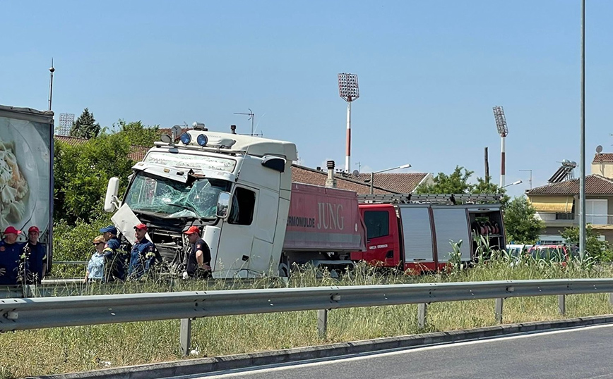 Λάρισα: Σφοδρή σύγκρουση τεσσάρων φορτηγών – Δείτε φωτογραφίες