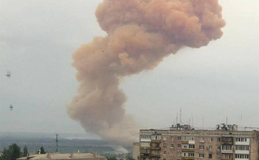 Ουκρανία: Βομβαρδίστηκε δεξαμενή νιτρικού οξέος στο Σεβεροντονέτσκ – Ροζ σύννεφο κάλυψε την πόλη