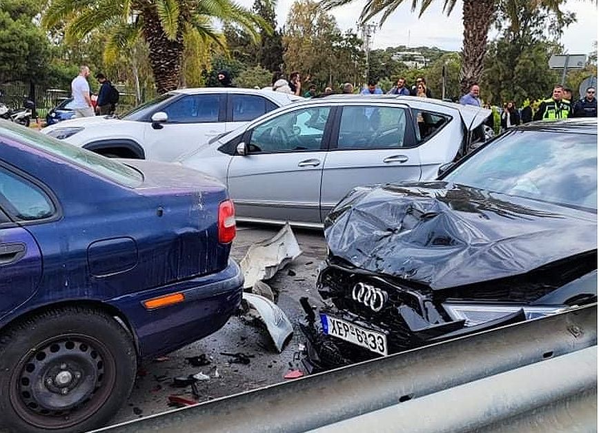 Τροχαίο στη Ποσειδώνος από καραμπόλα οχημάτων στο ύψος της Λεωφόρου Βουλιαγμένης &#8211; 4 τραυματίες