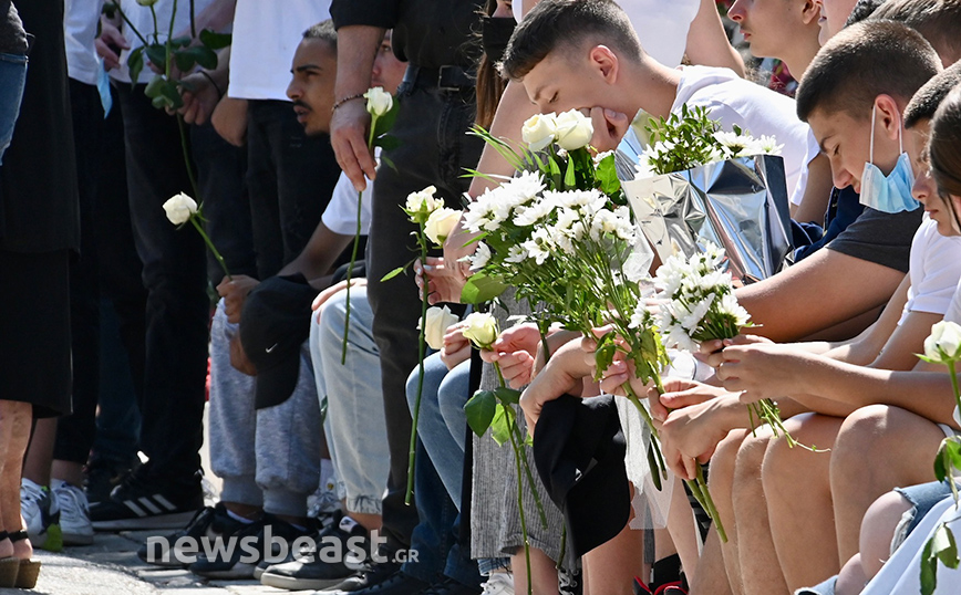 Βαθιά οδύνη στο τελευταίο αντίο στον 14χρονο από τον Κολωνό: Με λευκές μπλούζες και λευκά λουλούδια οι συμμαθητές τους