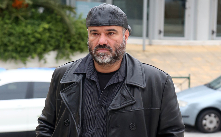 Κώστας Κωστόπουλος: «Δεν απαγορεύεται να εργάζεται και να καθοδηγεί το σκηνοθετικό του έργο» λέει ο δικηγόρος του