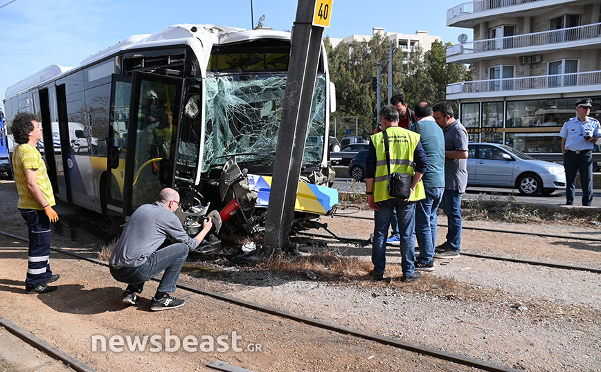 Απίστευτες εικόνες από τροχαίο με λεωφορείο στην παραλιακή Απίστευτες εικόνες από τροχαίο με λεωφορείο στην παραλιακή