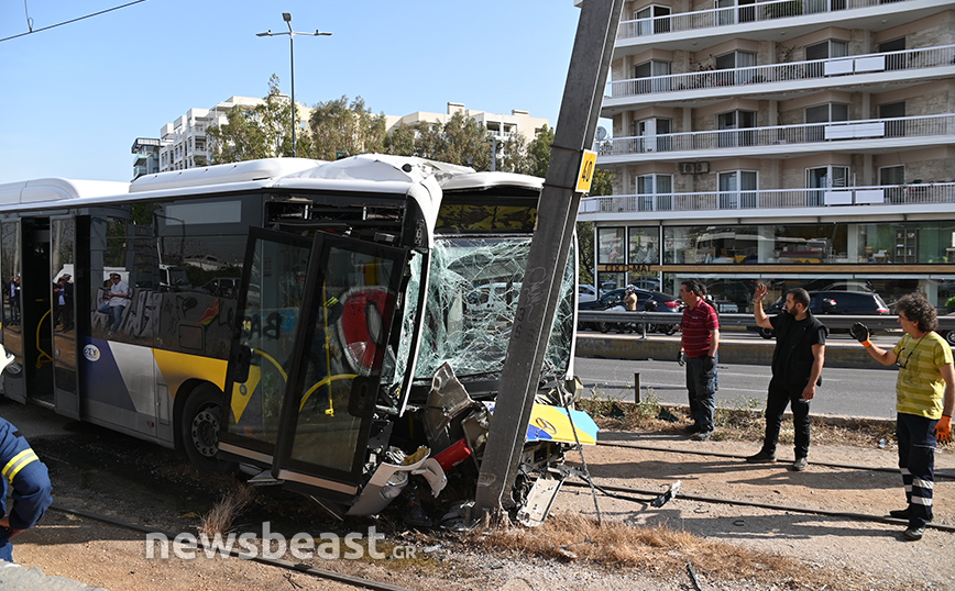Απίστευτες εικόνες από τροχαίο με λεωφορείο στην παραλιακή Απίστευτες εικόνες από τροχαίο με λεωφορείο στην παραλιακή