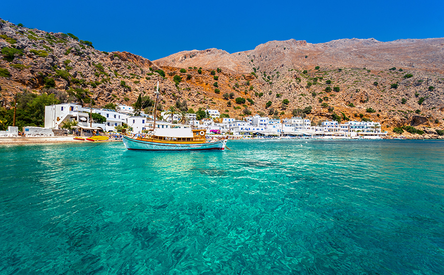 Το Λουτρά στα Χανιά με τον επιβλητικό ορεινό όγκο γύρω του