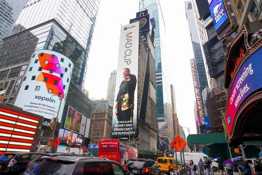 Mad Clip: Η μορφή του ράπερ φιγουράρει στην Times Square της Νέας Υόρκης