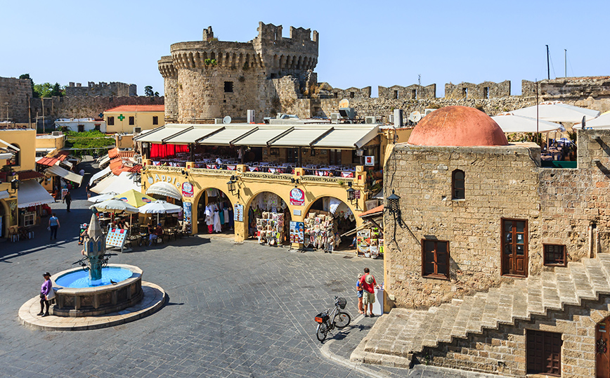 Η πλατεία στην Παλιά Πόλη της Ρόδου Η πλατεία στην Παλιά Πόλη της Ρόδου