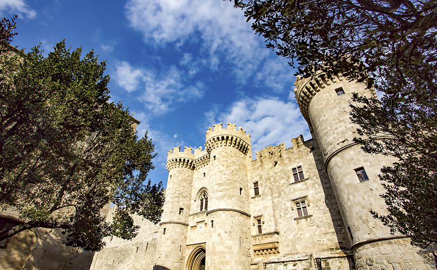 Το παλάτι του Μεγάλου Μαγίστρου στη Μεσαιωνική Πόλη της Ρόδου Το παλάτι του Μεγάλου Μαγίστρου στη Μεσαιωνική Πόλη της Ρόδου