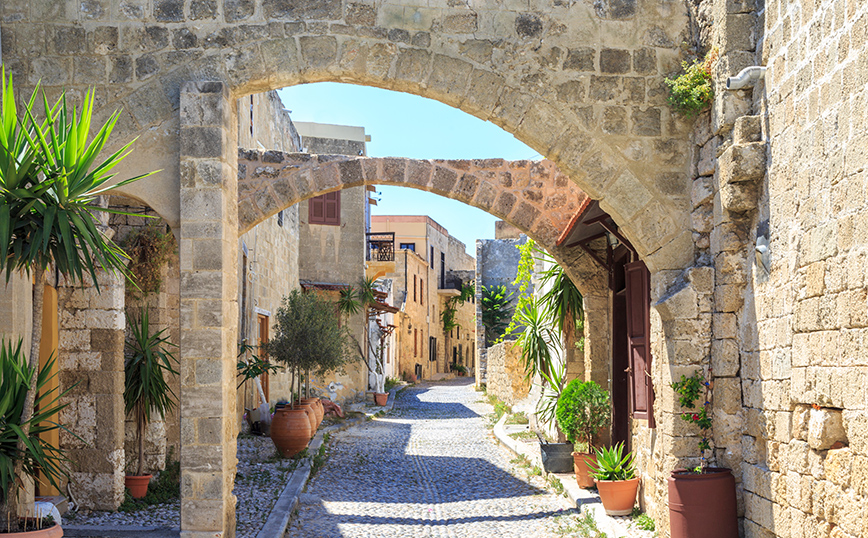 Πέτρινο σοκάκι στην Παλιά Πόλη της Ρόδου Πέτρινο σοκάκι στην Παλιά Πόλη της Ρόδου