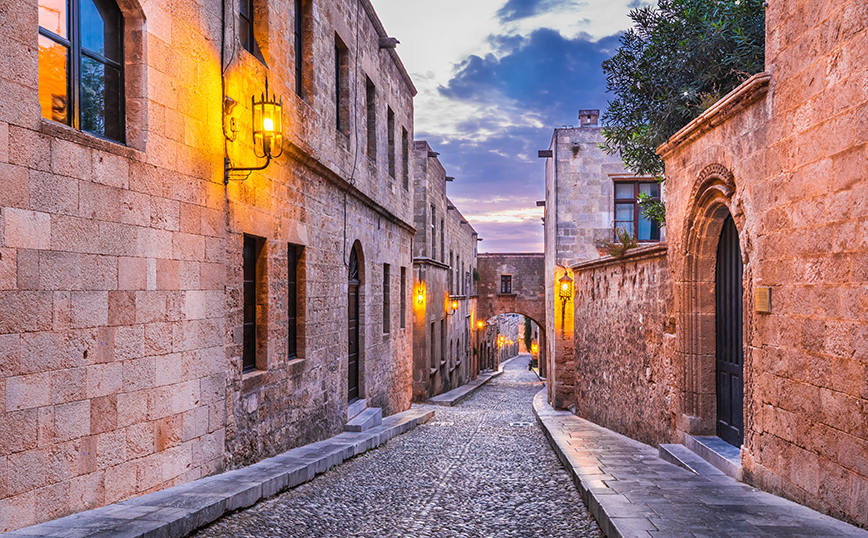 Ο δρομος των Ιπποτών στην Παλιά Πόλη της Ρόδου Ο δρομος των Ιπποτών στην Παλιά Πόλη της Ρόδου