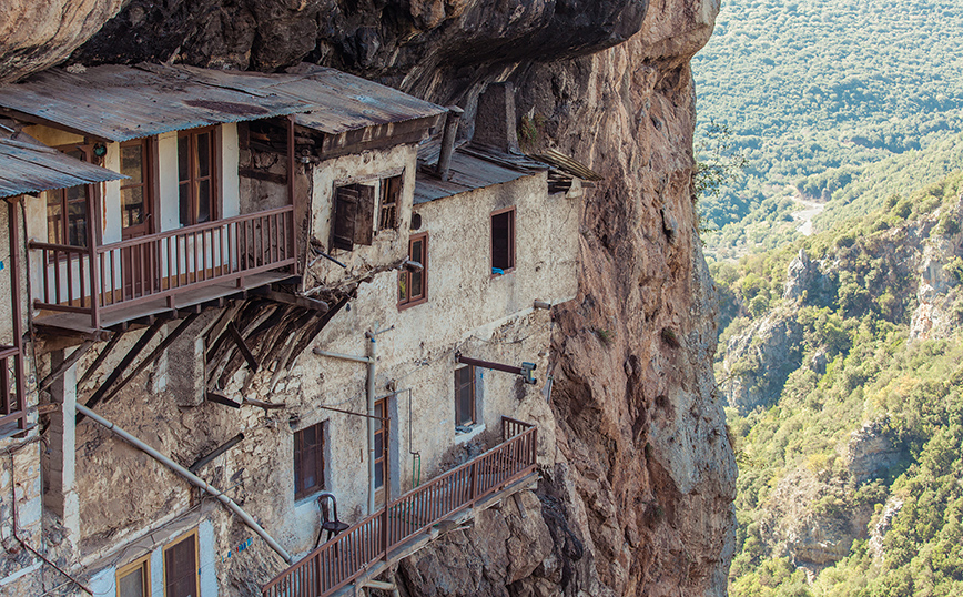 Η κρεμασμένη στα βράχια μονή Προδρόμου στην Αρκαδία Η κρεμασμένη στα βράχια μονή Προδρόμου στην Αρκαδία