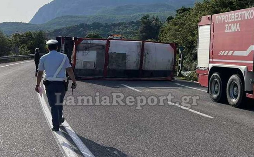 Τούμπαρε νταλίκα στις στροφές του Μπράλου
