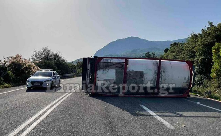 Νταλίκα τούμπαρε στις στροφές του Μπράλου – Δείτε φωτογραφίες και βίντεο
