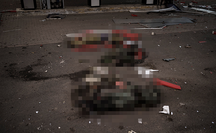 Εικόνα σοκ στο Χάρκοβο: Νεκροί Ρώσοι στρατιώτες πεσμένοι στο έδαφος σε σχήμα Ζ