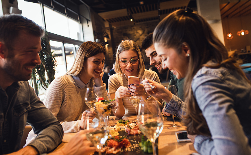 Παρέα σε εστιατόριο Παρέα σε εστιατόριο