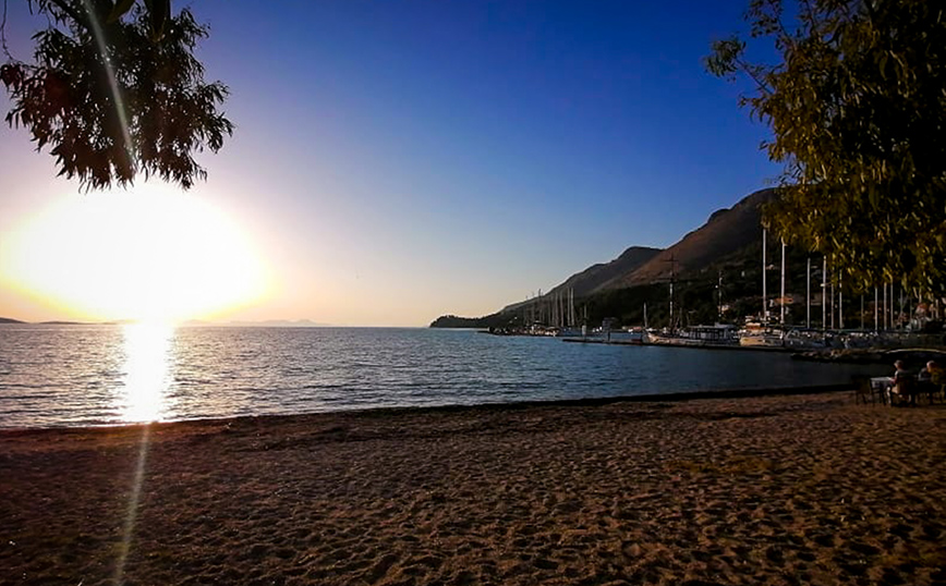 Η δύση του ηλίου σε παραλία της Πλαταριάς