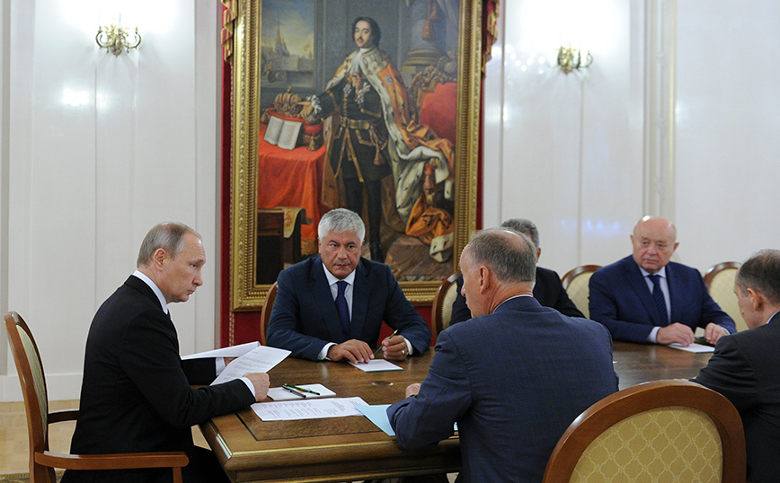 Ο Πούτιν και σύμβουλοί του