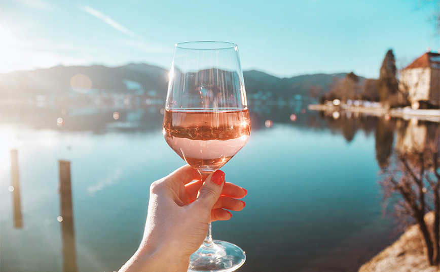 Ποτήρι με ροζε κρασί Ποτήρι με ροζε κρασί