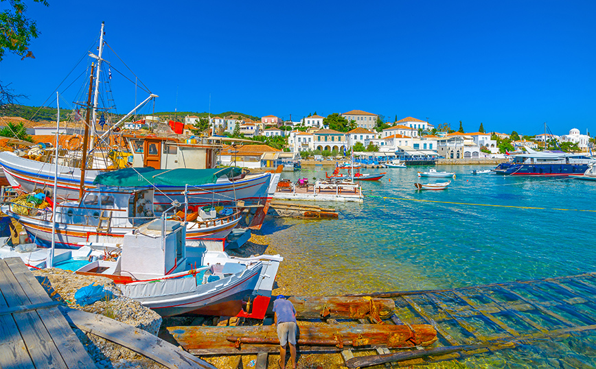 Το γραφικό παλιό λιμάνι στις Σπέτσες Το γραφικό παλιό λιμάνι στις Σπέτσες