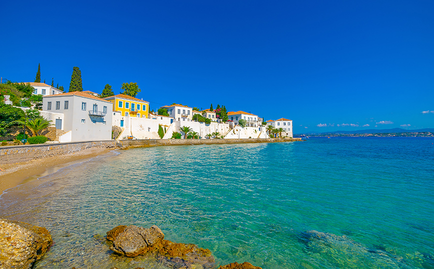 Αρχοντικά δίπλα στο κύμα στις Σπέτσες Αρχοντικά δίπλα στο κύμα στις Σπέτσες