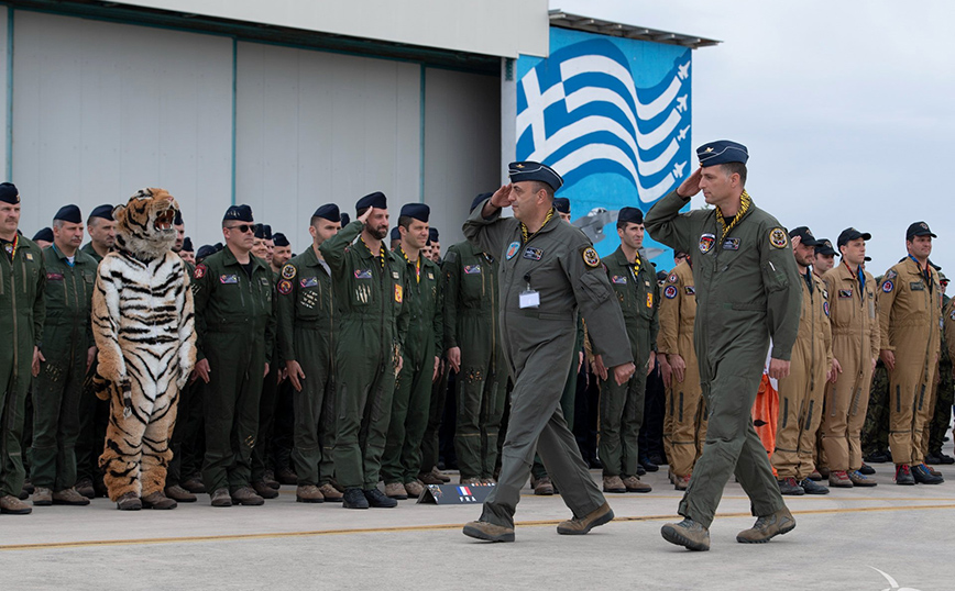 Στρατιωτικοί σε άσκηση του ΝΑΤΟ χαιρετούν… τίγρη στον Άραξο