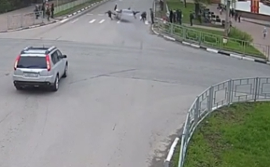 Ρωσία: 18χρονος πέρασε με κόκκινο και τραυμάτισε τέσσερα παιδιά που περνούσαν από διάβαση πεζών – Δείτε βίντεο