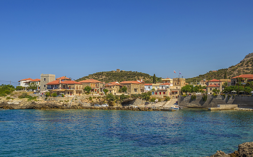 Τα σπίτια στην Τραχήλα φτάνουν μέχρι τη θάλασσα Τα σπίτια στην Τραχήλα φτάνουν μέχρι τη θάλασσα