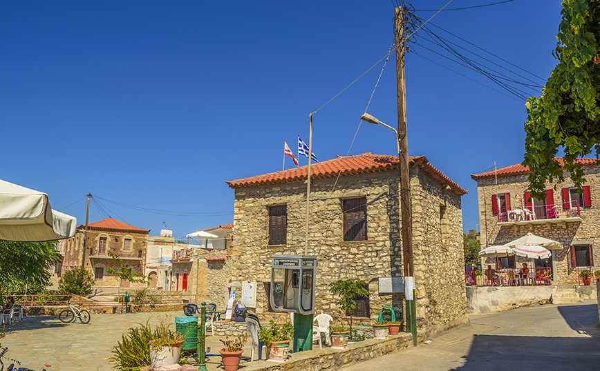 Παραδοσιακά κτίρια στην Τραχήλα στη Μεσσηνία Παραδοσιακά κτίρια στην Τραχήλα στη Μεσσηνία