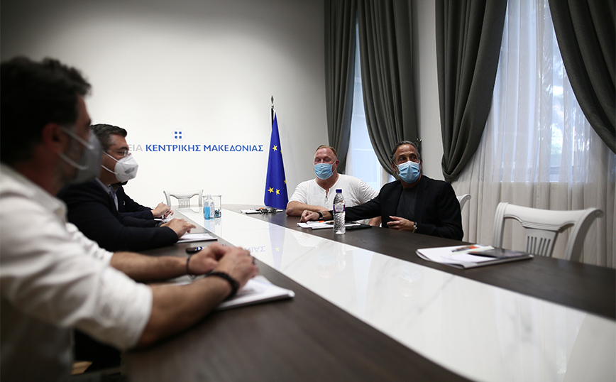 Συνάντηση Αποστόλου Τζιτζικώστα με τους παραγωγούς της ταινίας Tin Soldier, Στήβεν Τσάσμαν και Κιθ Κάρβαλ Συνάντηση Αποστόλου Τζιτζικώστα με τους παραγωγούς της ταινίας Tin Soldier, Στήβεν Τσάσμαν και Κιθ Κάρβαλ