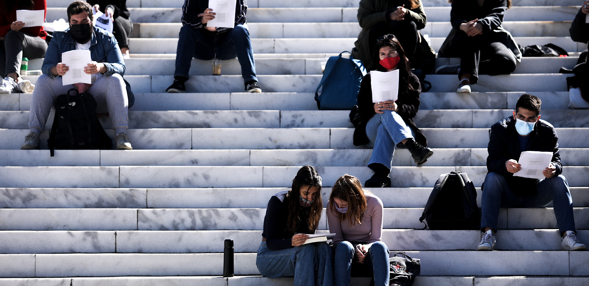 Generation Y: Η γενιά που έχει ζήσει στην Ελλάδα μονάχα κρίσεις και αδυνατεί να ορθοποδήσει