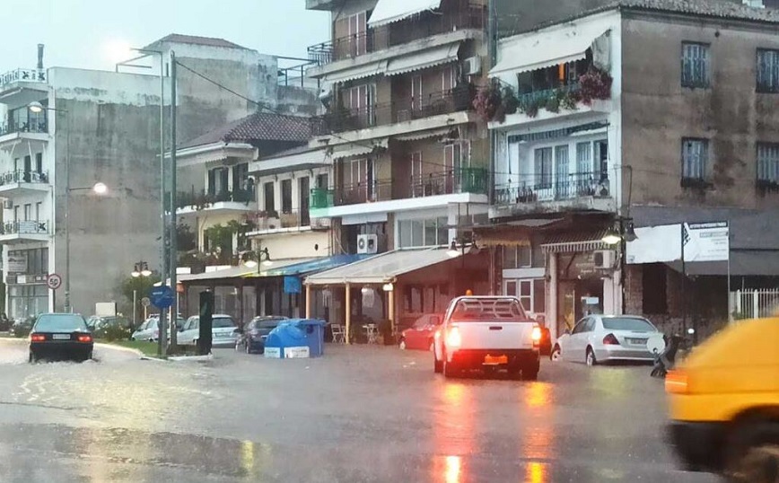 Live η πορεία της κακοκαιρίας Genesis: Μήνυμα από το 112 σε Κεντρική και Ανατολική Μακεδονία, Θράκη και βόρειο Αιγαίο – Εικόνες από τις πλημμύρες