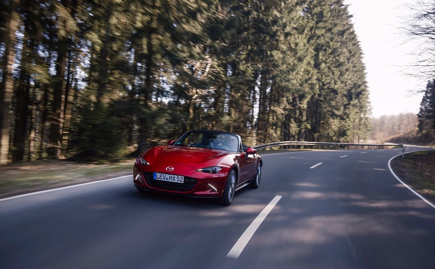 Mazda MX-5: Ακόμα πιο «σίγουρο» και με βελτιωμένη συμπεριφορά στις απότομες στροφές