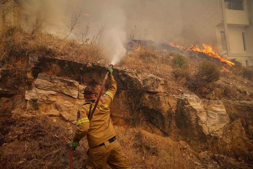 Φωτιά στη Λάρισα &#8211; Καίγονται ξερά χόρτα στο χωριό Ελευθέριο
