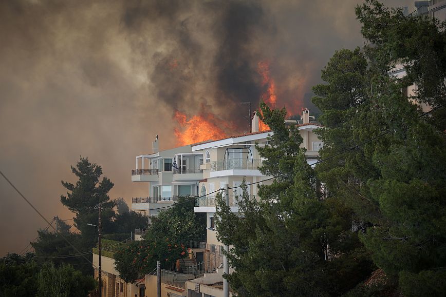 Φωτιά στη Γλυφάδα: Άνοιξε σχολείο στη Βούλα για τη φιλοξενία των κατοίκων του Πανοράματος