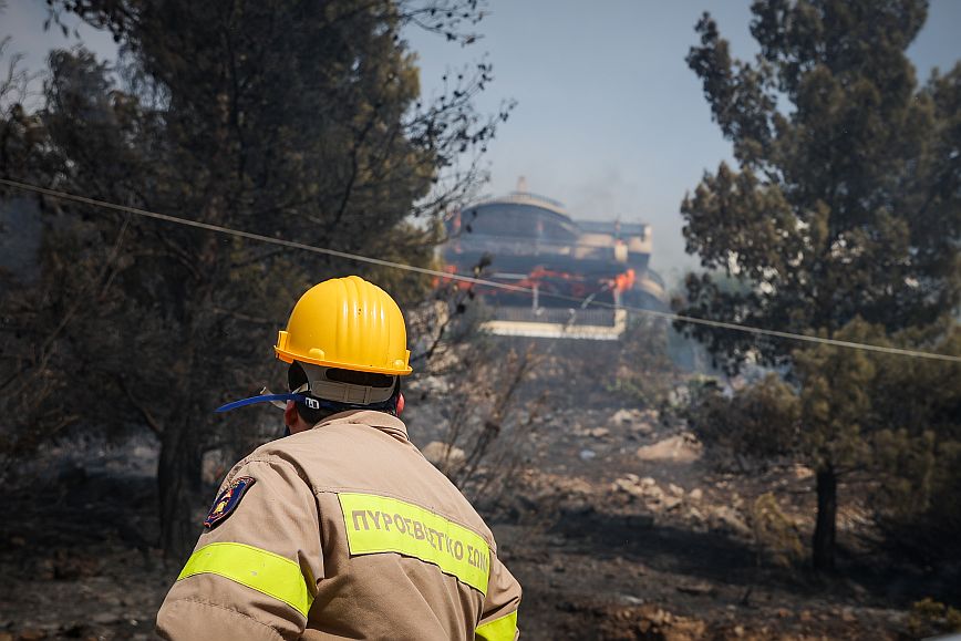 Φωτιά στη Βούλα: Εκκενώνεται γηροκομείο 300 ατόμων και τέσσερις οικισμοί στη Βάρη