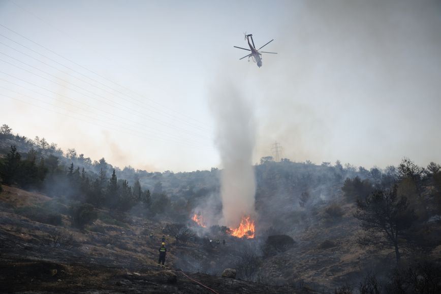 Φωτιά στη Βούλα: Βελτιωμένη η κάτασταση &#8211; Σε επιφυλακή η Πυροσβεστική υπό τον φόβο αναζωπυρώσεων