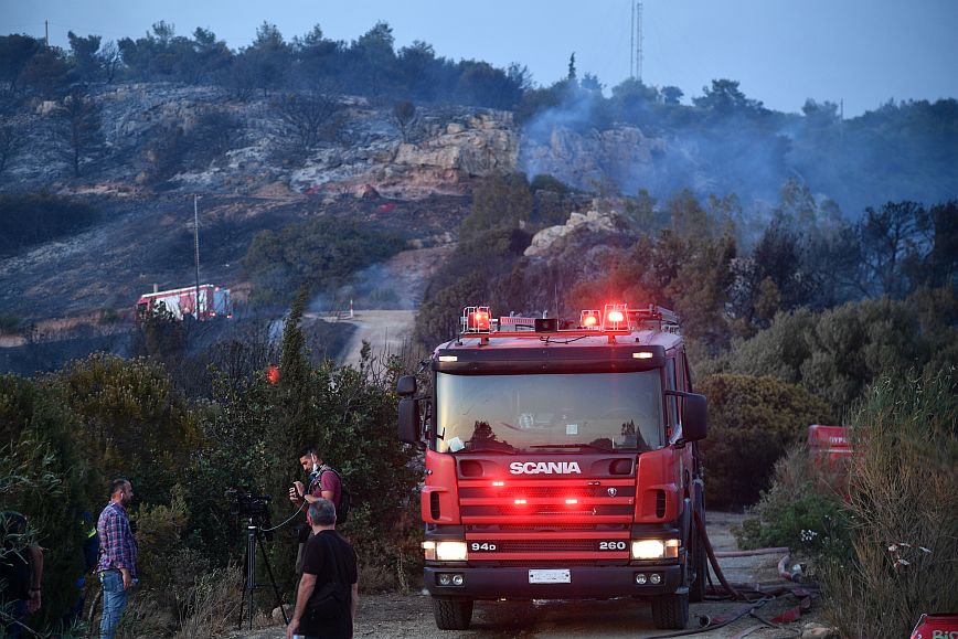 Φωτιά στη Βούλα: Βελτιωμένη η κατάσταση, δεν υπάρχει άμεσος κίνδυνος επέκτασης