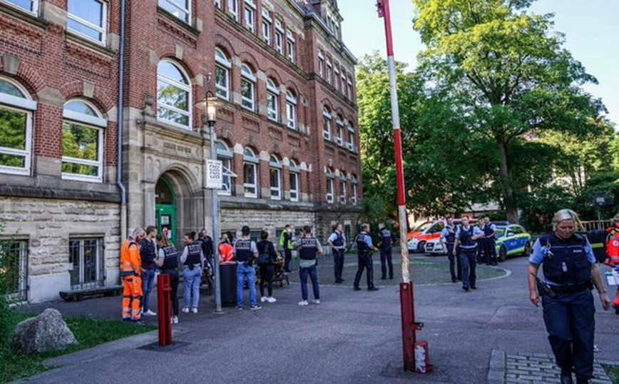 Συναγερμός στη Γερμανία: Άνδρας τραυμάτισε με μαχαίρι δασκάλα και μαθήτρια στο Έσλινγκεν