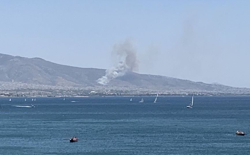 Φωτιά στην Άνω Γλυφάδα: Ενισχύθηκαν οι δυνάμεις της Πυροσβεστικής &#8211; Δεν απειλούνται σπίτια