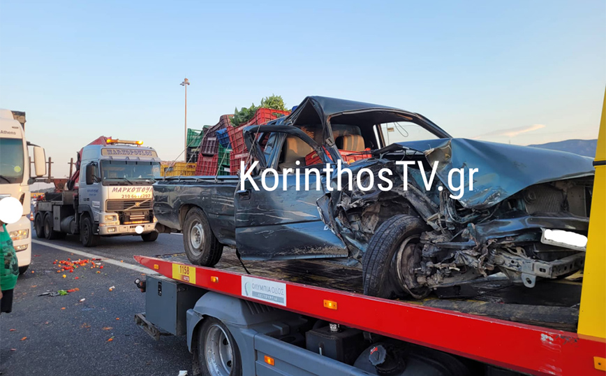 Κόρινθος: Αγροτικό με το που πέρασε τα διόδια «καρφώθηκε» σε σταθμευμένη νταλίκα