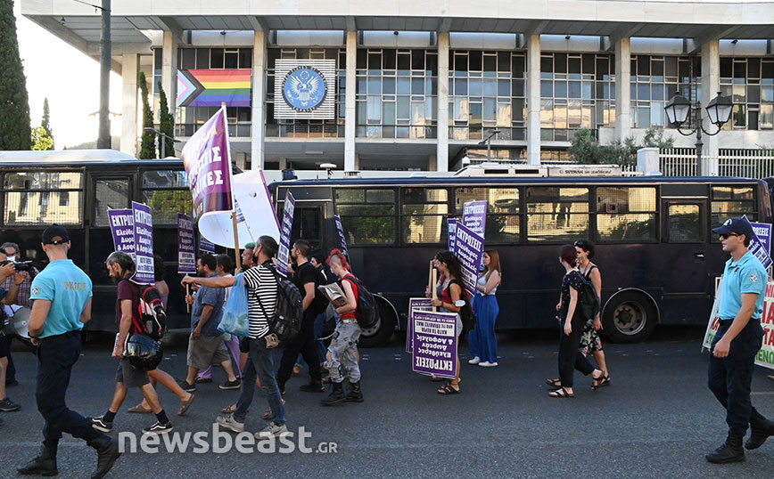 Συγκέντρωση έξω από την πρεσβεία των ΗΠΑ για την απαγόρευση των αμβλώσεων στις ΗΠΑ Συγκέντρωση έξω από την πρεσβεία των ΗΠΑ για την απαγόρευση των αμβλώσεων στις ΗΠΑ