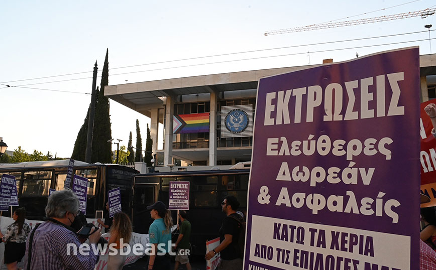 Συγκέντρωση έξω από την πρεσβεία των ΗΠΑ για την απαγόρευση των αμβλώσεων στις ΗΠΑ Συγκέντρωση έξω από την πρεσβεία των ΗΠΑ για την απαγόρευση των αμβλώσεων στις ΗΠΑ