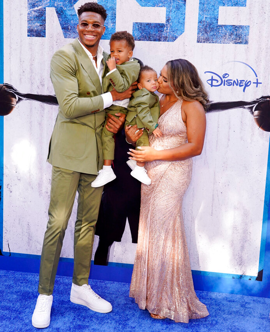 Πρεμιέρα της ταινίας για τη ζωή του Γιάννη Αντετοκούνμπο Πρεμιέρα της ταινίας για τη ζωή του Γιάννη Αντετοκούνμπο