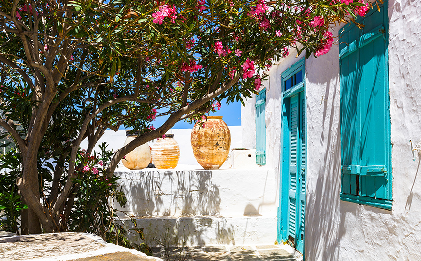 Χρωματιστές λεπτομέρειες στην Απολλωνία στη Σίφνο