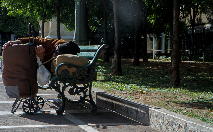 Προστασία από την κακοκαιρία παρέχει ο Δήμος Αθηναίων στους άστεγους της πόλης