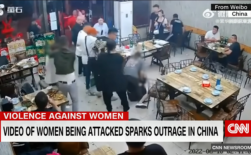 Φρίκη στη Κίνα: Παρενόχλησαν γυναίκες και τις ξυλοκόπησαν μέσα σε εστιατόριο &#8211; Σιγή ιχθύος για την τύχη τους από τις αρχές