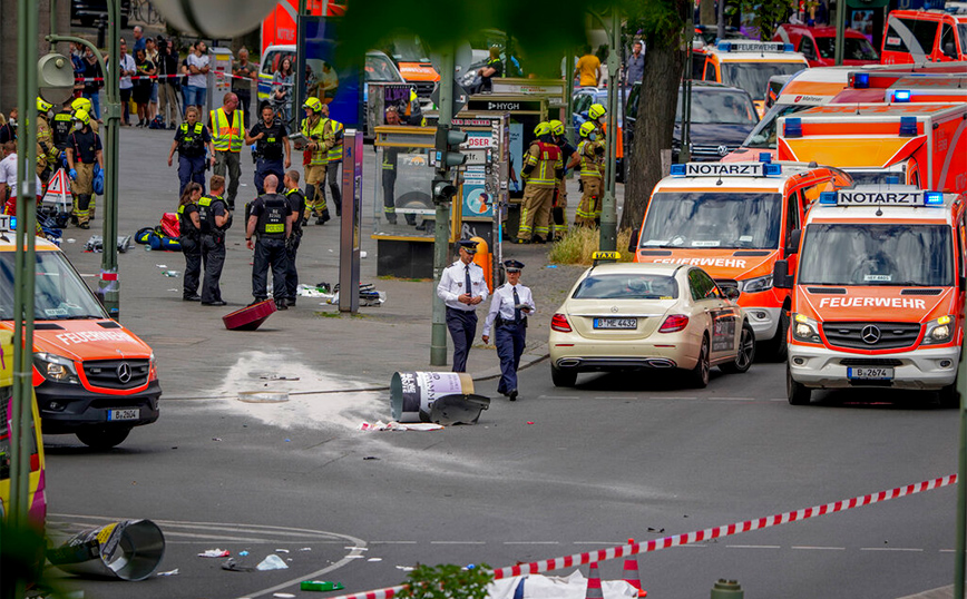 Όχημα έπεσε πάνω σε πλήθος στη Γερμανία Όχημα έπεσε πάνω σε πλήθος στη Γερμανία
