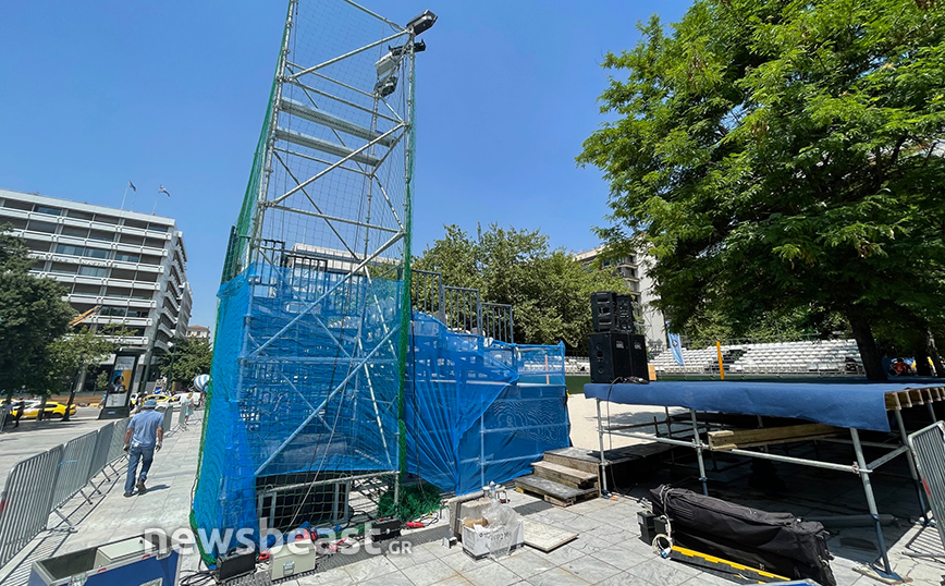 Γήπεδο beach volley στην πλατεία Συντάγματος Εξωτερικός Γήπεδο beach volley στην πλατεία Συντάγματος Εξωτερικός