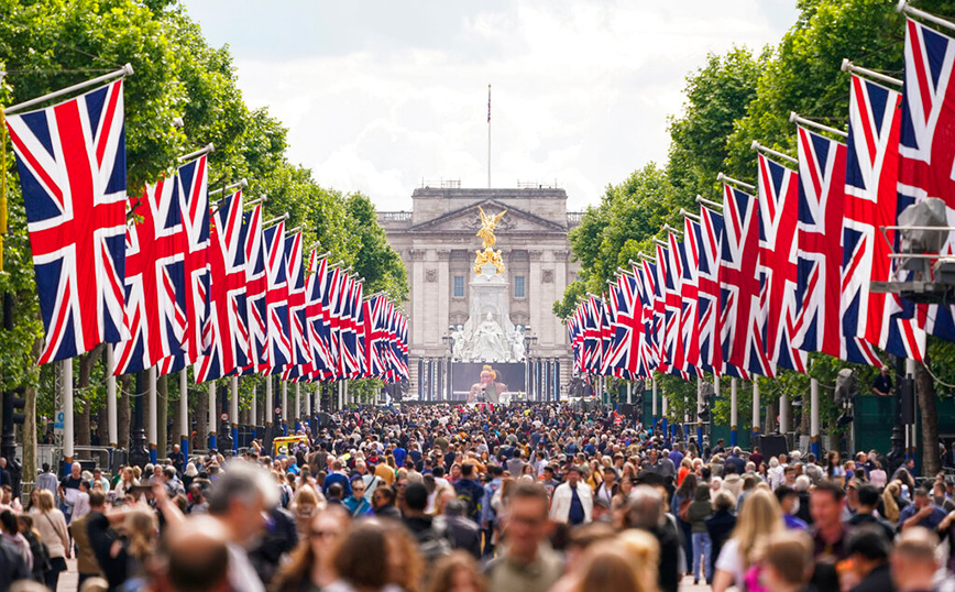 Βασίλισσα Ελισάβετ: Η Βρετανία γιορτάζει τα 70 χρόνια στο θρόνο &#8211; Παρελάσεις, συναυλίες και πικ νικ